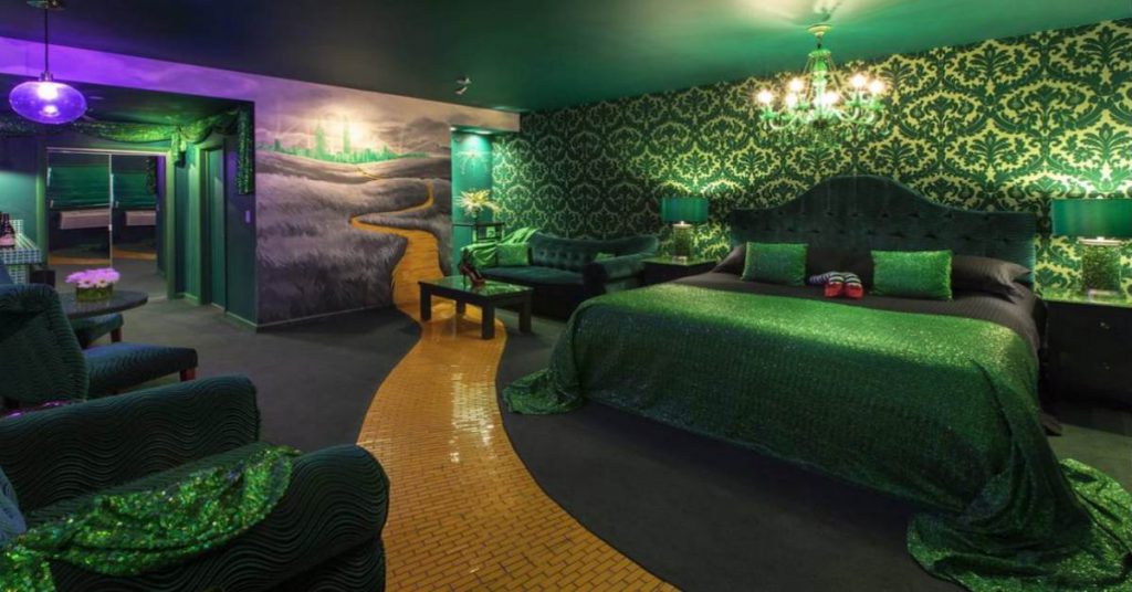 Wizard-of-Oz-Hotel-Room