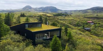 A Lakeside Holiday Home In Iceland That Blends With The Countryside FI
